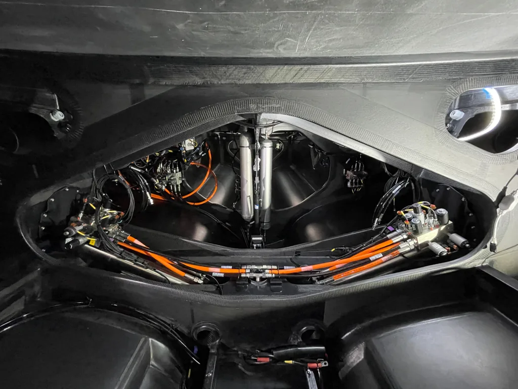 Integrated hydraulic and systems bay